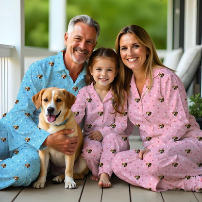 Familj som bär matchande pyjamasset med husdjursansikte, blå och rosa design med hundtryck